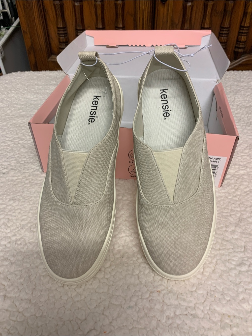 Kensie Women's Slip-On Sneakers Salia Light Taupe NEW Size 8.5 Easy on Flexible
